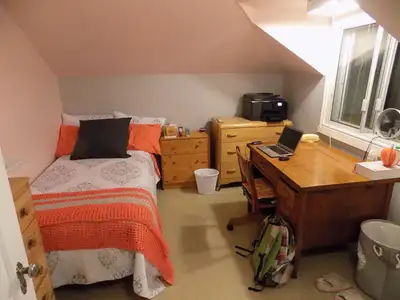 Bonjour une Chambres Pour une étudiante, une stagiaire ou travailleuse. La maison 2 étages située da...