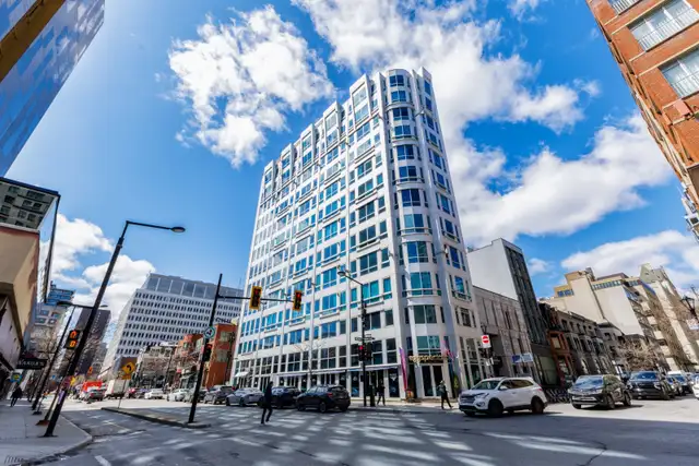 Upscale furnished rental in unbeatable location in Room Rentals & Roommates in City of Montréal - Image 2