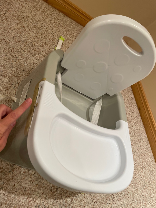 Deluxe Booster Seat in Feeding & High Chairs in Mississauga / Peel Region - Image 4