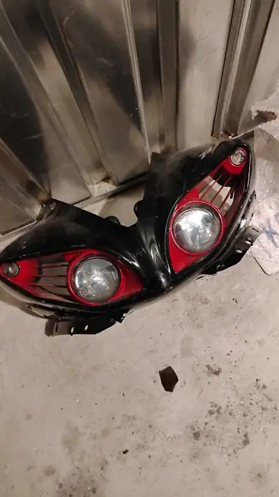 2009 Yamaha R1 headlight. Good shape no broken tabs. Been in storage for years