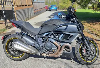 First-generation Ducati Diavel. Legendary 1198 L-twin performance, yet comfortable for touring. Neve...