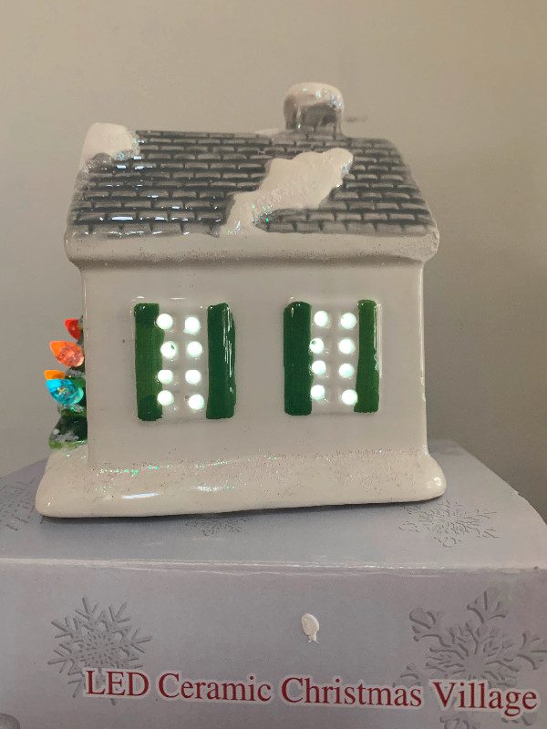 Christmas is forever led ceramic house dans Fêtes et événements  à Kitchener / Waterloo - Image 3