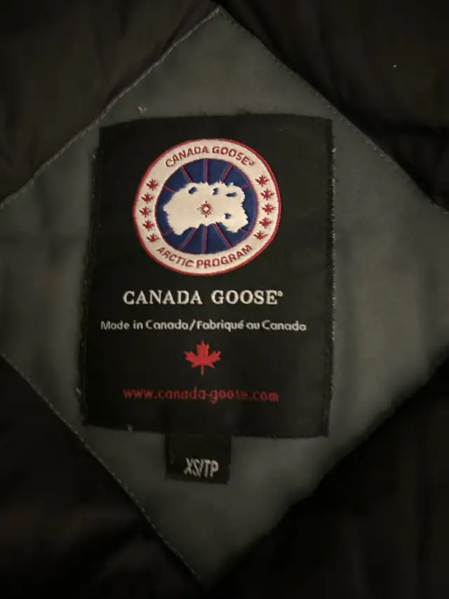 Canada Goose Parka in Women's - Tops & Outerwear in Oakville / Halton Region - Image 7