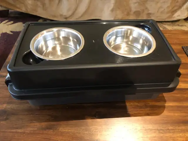 Pet IRIS Small Elevated Feeder with Airtight Food Storage in Accessories in Gatineau - Image 3