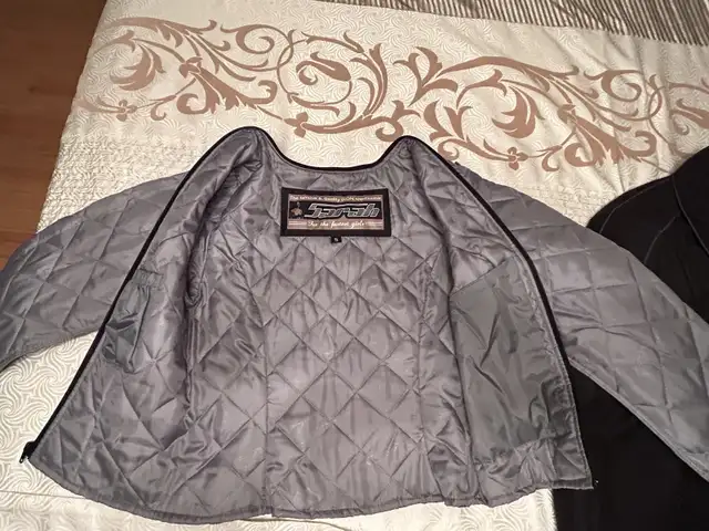 Ixon Sarah Jacket Small in Women's - Tops & Outerwear in Laval / North Shore - Image 6
