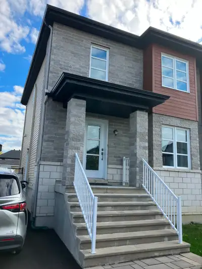 Maison moderne à louer sur une rue sécuritaire et tranquille à Sainte-Rose Laval à seulement 5 minut...