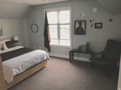 LOCATION! LOCATION! NEWLY UPDATED UPPER 1 BED APT. IN ST. CATH!