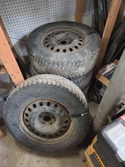 4 x P235/65R17 108T Nokian Hakkapeliitta 9 SUV Reste encore 8/32 bon pour une hiver Était sur un CRV...