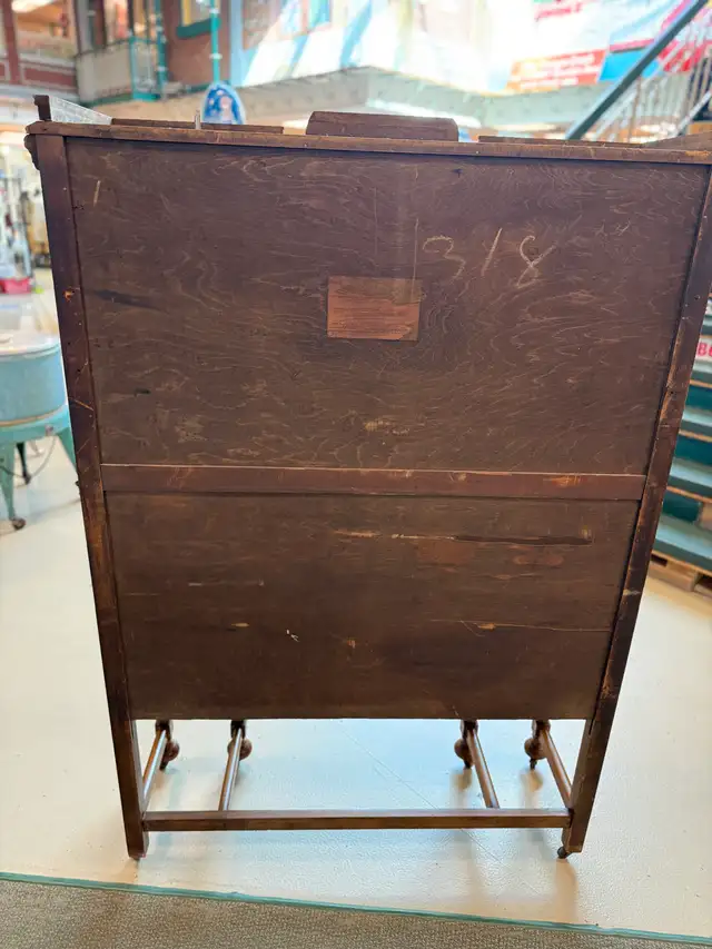 vintage solid wood display cabinet  in Hutches & Display Cabinets in Edmonton - Image 4