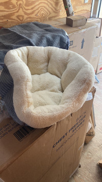Amazon basics round self warming pet bed 18 x 8”
