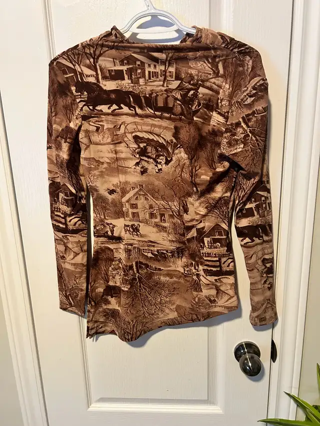 Vintage horse longsleeve (fits like a small/medium) in Women's - Tops & Outerwear in Barrie - Image 4