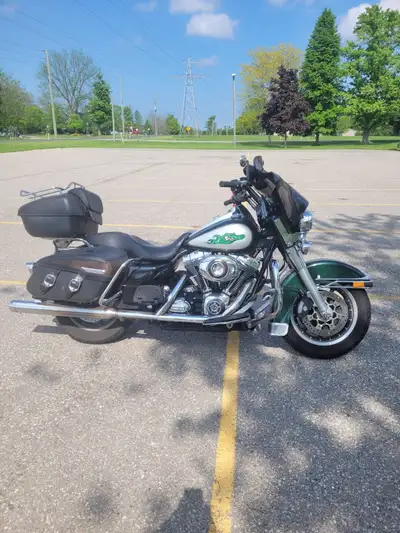 2 wind screens, 3 seats, 2 sets of side bags, 3 back rests.