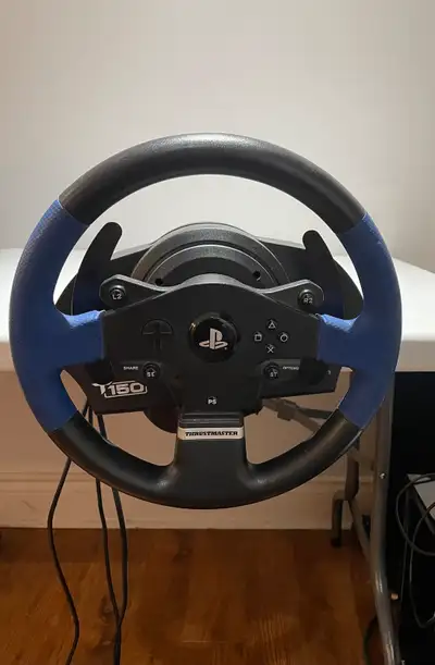 Volant de course T150 de Thrustmaster pour PS5 PS4 PS3 et PC - noir et bleu. Le volant est en excell...