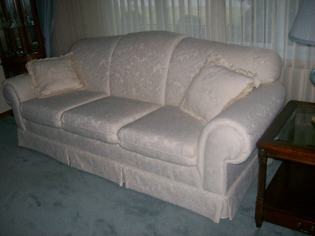 BEAUTIFUL OFF WHITE SOFA WITH MATCHING ACCENT CHAIR in Couches & Futons in Oshawa / Durham Region - Image 3