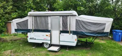 Tente roulotte à vendre. Elle est en très bonne condition. Couche 6 personnes. Inclus un poêle au ga...