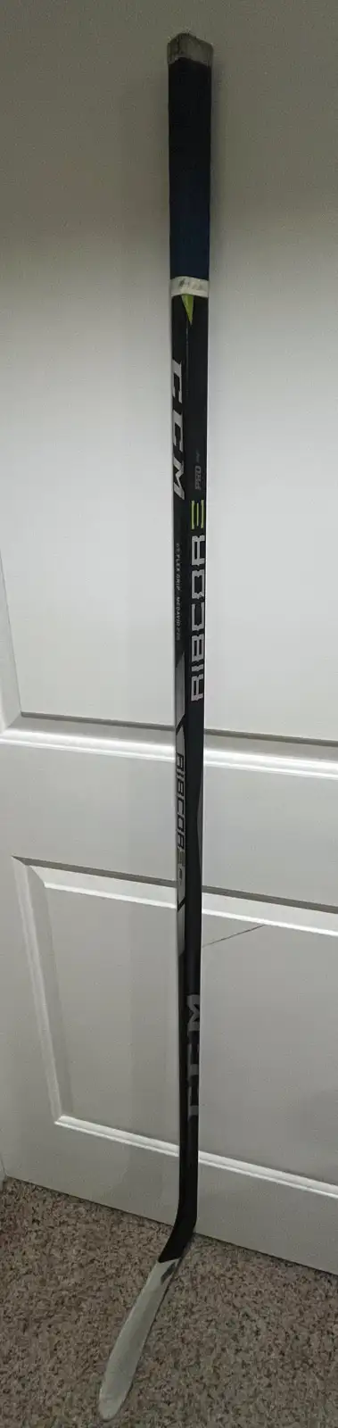 CCM Ribcore Pro Hockey Stick in Hockey in Markham / York Region - Image 4