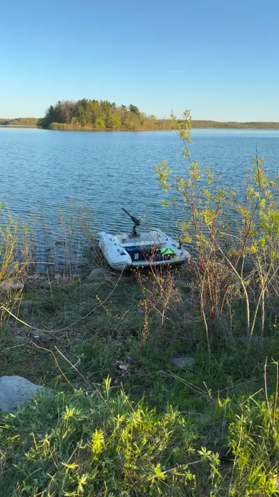 I have an Aircat 285 - 9.4 ft - with a Minn Kota 55lbs trolling motor, life jacket (2022), fishing g...