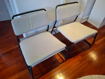 Deux chaises IKEA LINNEBÄCK à vendre. En bon état. Raison de la vente : nous avons acheté un divan e...