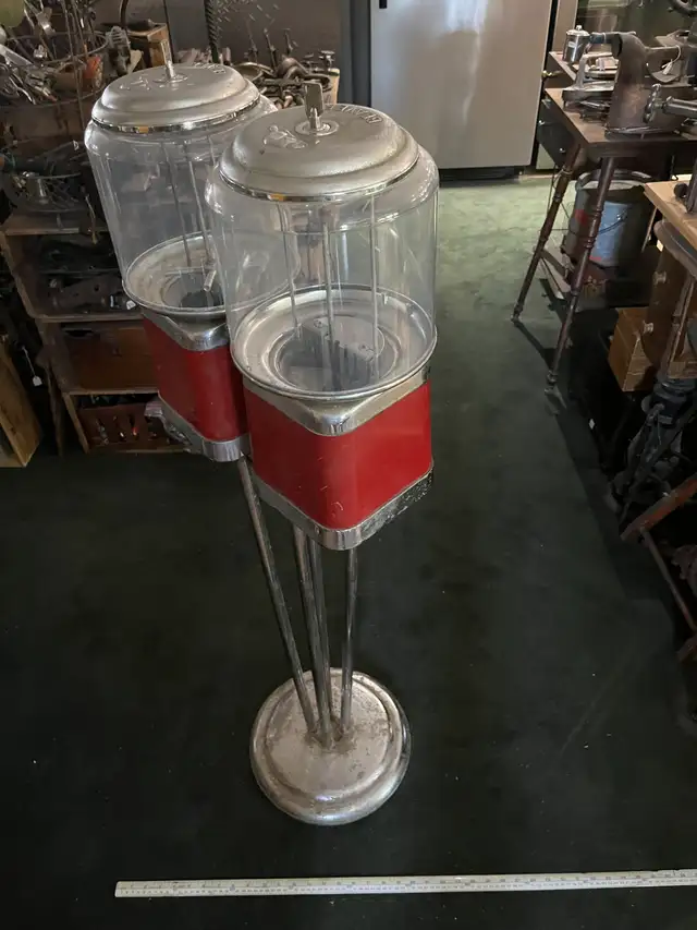 Vintage 1960’s Beaver double Gumball Machine with chrome stand in Arts & Collectibles in North Bay - Image 6