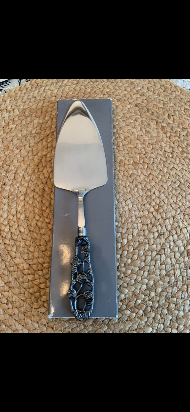 BEAUTIFUL STAINLESS STEEL CAKE SERVER/CUTTER ! HOLIDAYS ! in Kitchen & Dining Wares in Mississauga / Peel Region - Image 2