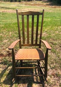 ANTIQUITÉ : Chaise berçante antique en bois avec accoudoir