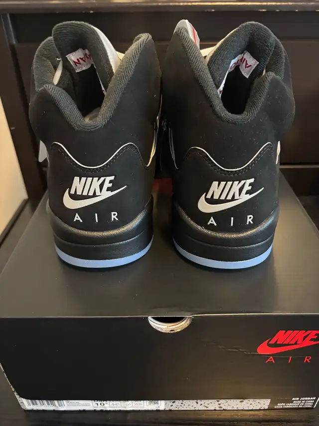 Jordan 5 Black Metallic Reimagined size 10.5 in Men's Shoes in City of Toronto - Image 4