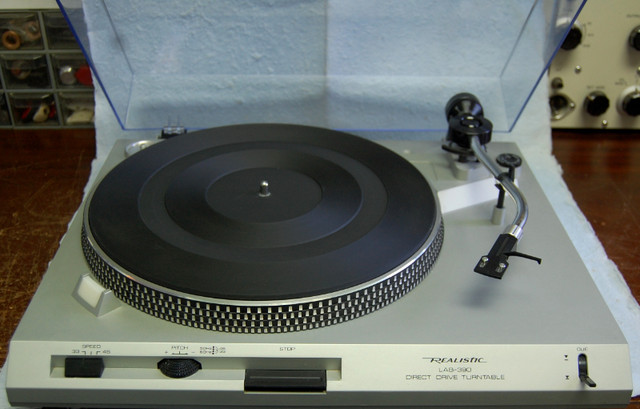 Vintage Realistic Lab-390 Turntable in Stereo Systems & Home Theatre in St. Catharines