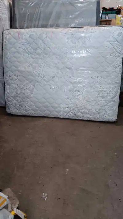 sommier et matelas Queen et 1 matelas double, View more