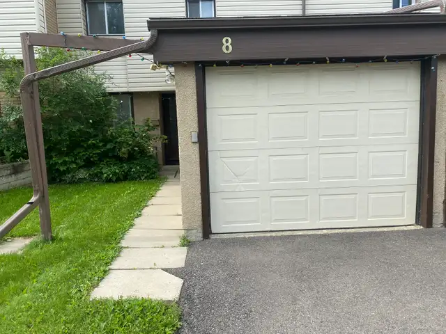 Spacious 3 Bed 1.5 Bath Single Garage, 8 Grandin Village