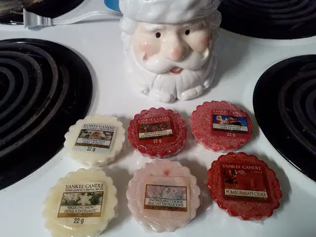 Yankee Candle Santa electric wax warmer in Home Décor & Accents in Barrie - Image 11