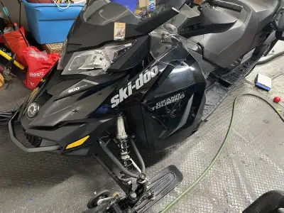 Motoneige Ski-Doo Grand Touring 900 ACE 2018 ( 19 404 km). Très bien entretenue. Avec ou sans remorq...