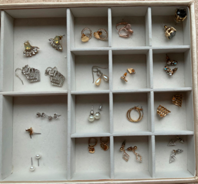 EARRING COLLECTION - Costume Jewelry - 20 Pair & JewelryTray in Jewellery & Watches in Belleville - Image 4