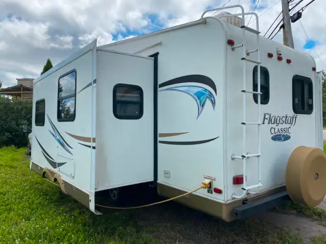 Caravane à sellette 2012 Flagstaff 8528 BHSS 30 pi 2CH,2SDB in RVs & Motorhomes in Saguenay - Image 3