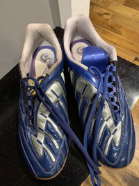Adidas size 9 men’s indoor soccer shoes 