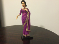 Jolie poupée indienne coquette en sari indien