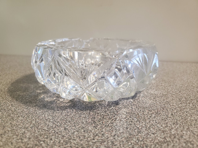 Pinwheel Crystal Ashtray in Arts & Collectibles in City of Toronto - Image 3