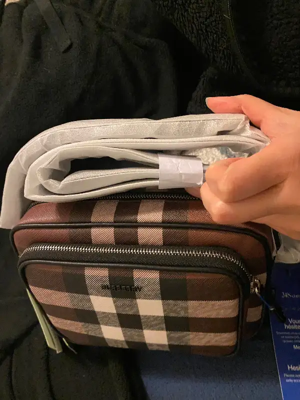 NWT Authentic Burberry Camera bag purse in Women's - Bags & Wallets in City of Toronto - Image 6
