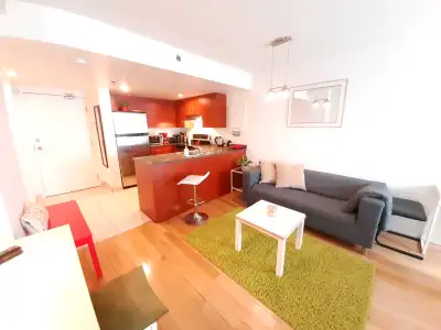 Condo meublé à louer – Centre-ville Montréal Disponible dès le 22 Août 2025 au 30 Avril 2026 Situé e...