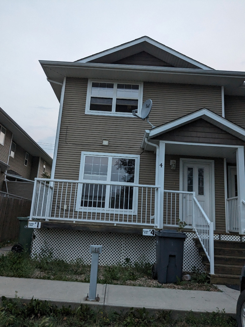 3&5 bedroom newer townhouse and in Ponoka.Excellent location .R Short