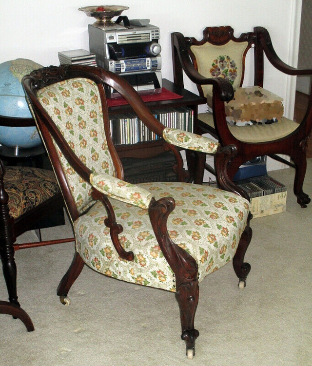 Petite Vintage Antique Style Chair and Victorian Settee in Home Décor & Accents in Kingston - Image 4