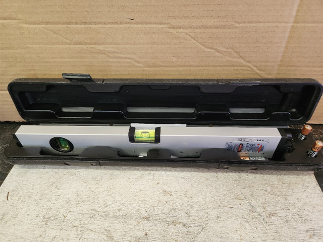 Laser level 16" with plastic case in Hand Tools in Belleville - Image 2