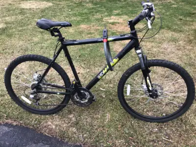 Men’s Iron Horse mountain bike. 21.5 inch frame. Disc brakes. 21 speed Shimano gears. Front wheel sh...