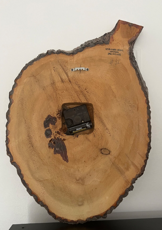 VTG Solid Wood Slab Wall Clock Handmade Gold Roman Numerals in Home Décor & Accents in Gatineau - Image 7