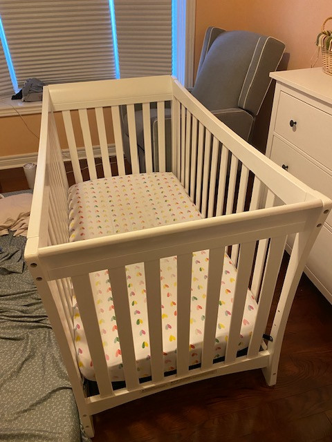 Graco 3-1 Crib (+ organic mattress sold separately) in Cribs in Hamilton - Image 2