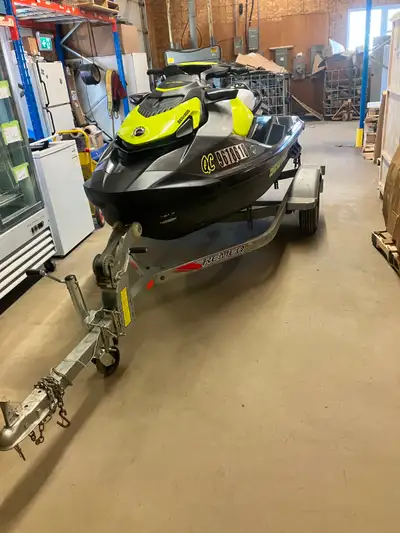 Sea-Doo 2021 tres bien maintenu avec remorque en parfaite condition. Couvert de protection inclus.