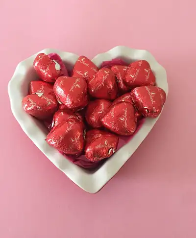 THIS IS A BEAUTIFUL CRATE and BARREL HEART SHAPED CANDY DISH. NO DAMAGES AND COMES FROM A SMOKE AND...