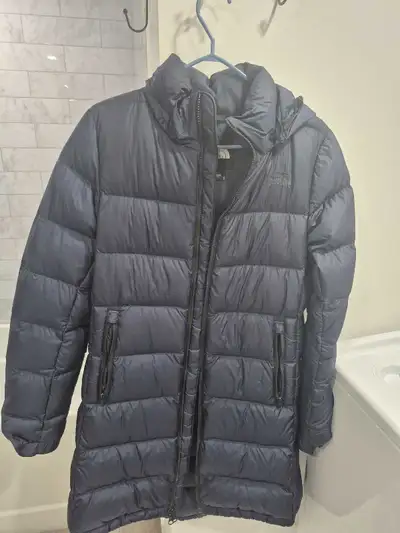Manteau North face en excellente condition de couleur marine et grandeur medium