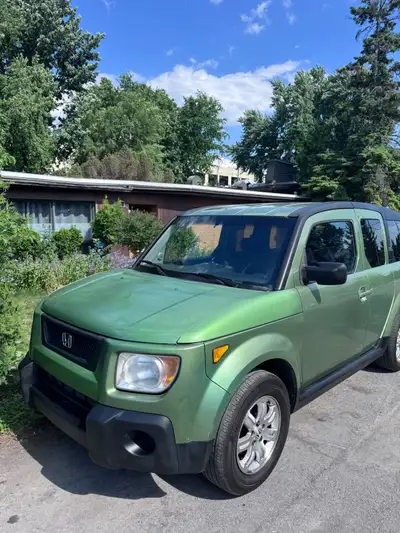 Je vends ma Honda Élément 2006, un VUS polyvalent et fiable. Ce modèle est reconnu pour son espace i...