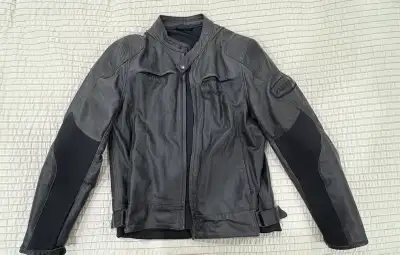 Like new Dianese Cowhide leather jacket. Size is a 58/Large-xLarge Mens. Only worn 10 times. Black a...