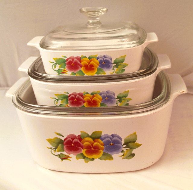 COLLECTIBLE CORNING WARE CASSEROLES SET in Arts & Collectibles in London - Image 3